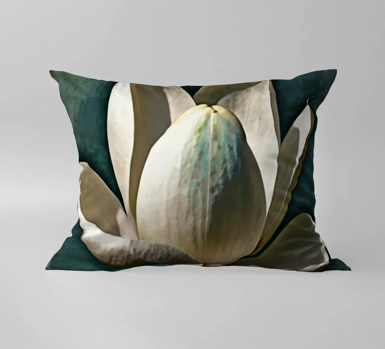 Un bel fiore di magnolia si erge alto cuscino da DesignDoodle