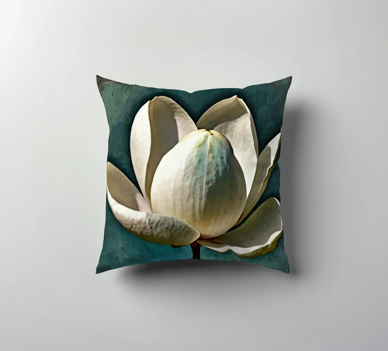 Un bel fiore di magnolia si erge alto cuscino da DesignDoodle