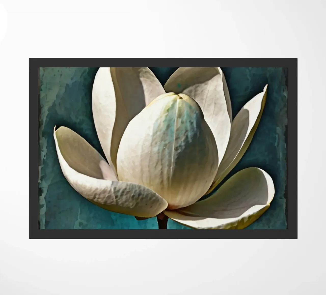 Un bel fiore di magnolia si erge alto zerbino da DesignDoodle
