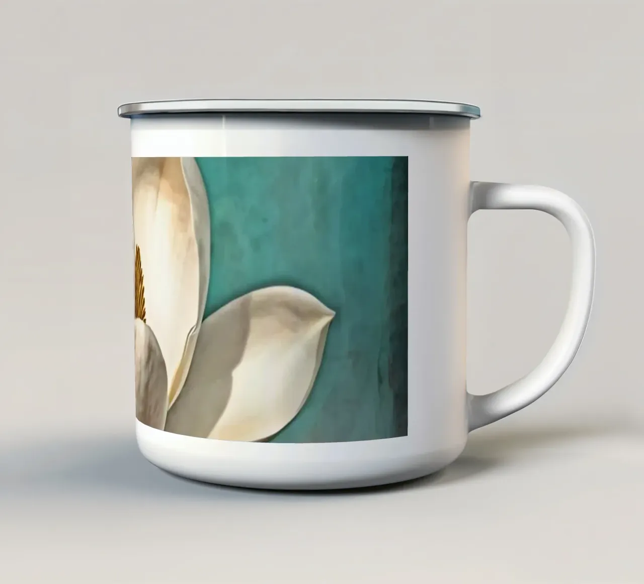 Elegante fiore di magnolia bianca in piena fioritura su un sfondo di colore scuro. tazza in smalto da DesignDoodle