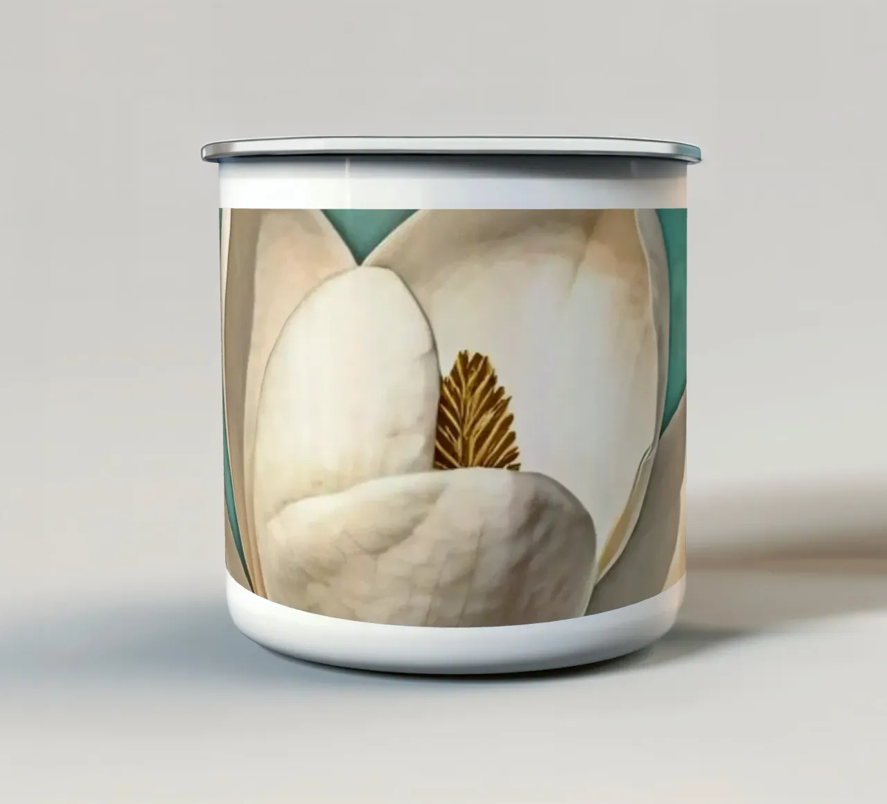 Elegante fiore di magnolia bianca in piena fioritura su un sfondo di colore scuro. tazza in smalto da DesignDoodle