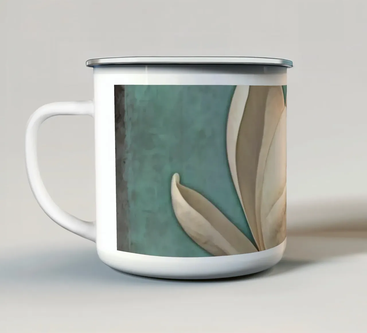 Elegante fiore di magnolia bianca in piena fioritura su un sfondo di colore scuro. tazza in smalto da DesignDoodle