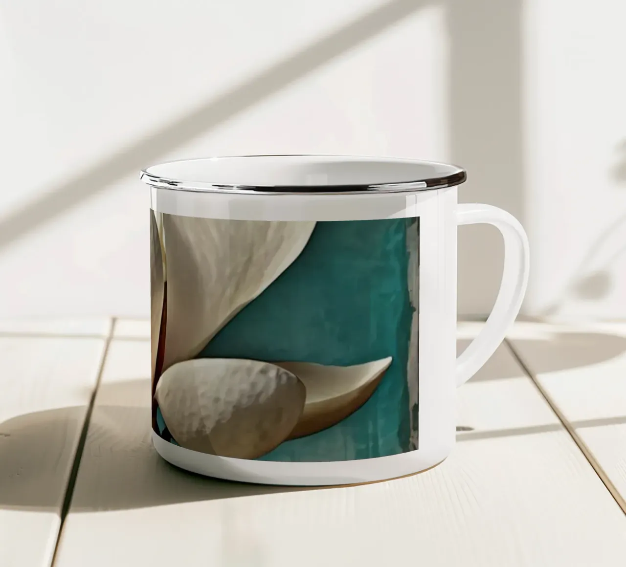 L'elegante fiore di magnolia bianca si staglia su una superficie strutturata. tazza in smalto da DesignDoodle
