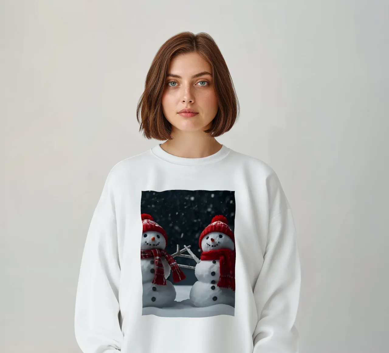 allegri pupazzi di neve con sciarpe e cappelli rossi stanno insieme felpa da DesignDoodle