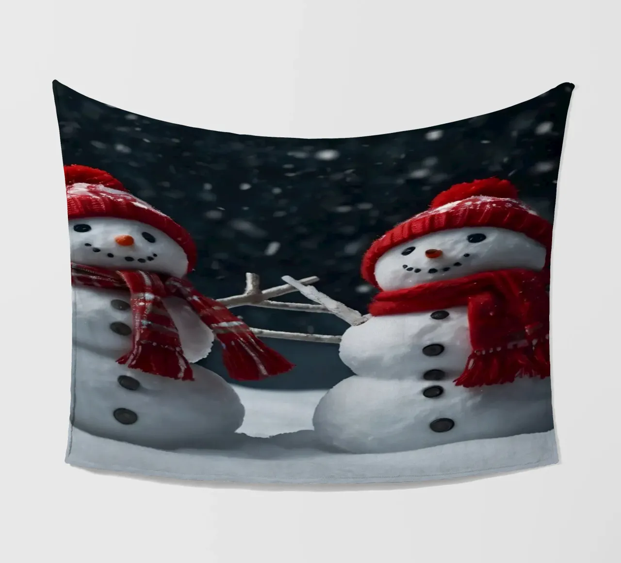 alegres muñecos de nieve con bufandas y gorros rojos de pie juntos manta de franela de DesignDoodle