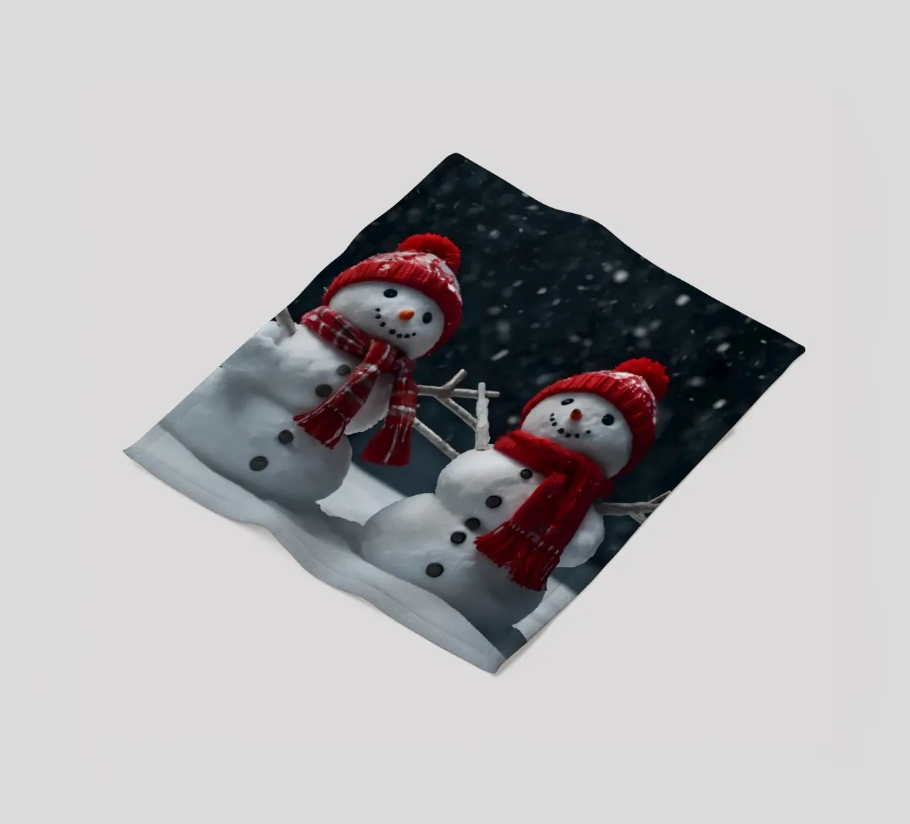 alegres muñecos de nieve con bufandas y gorros rojos de pie juntos manta de franela de DesignDoodle
