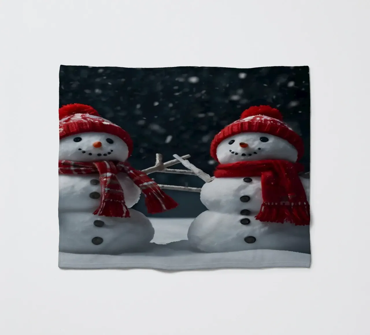 alegres muñecos de nieve con bufandas y gorros rojos de pie juntos manta de franela de DesignDoodle