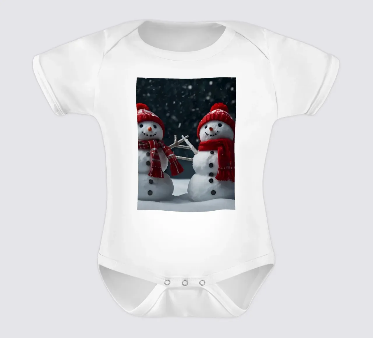alegres muñecos de nieve con bufandas y gorros rojos de pie juntos body de bebé de DesignDoodle