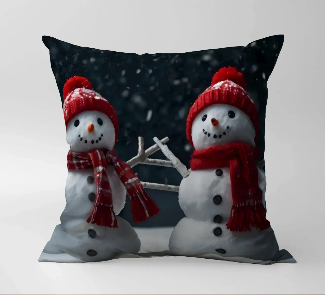 alegres muñecos de nieve con bufandas y gorros rojos de pie juntos cojín de DesignDoodle
