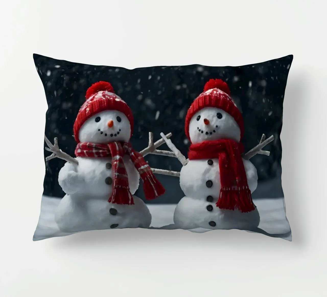 alegres muñecos de nieve con bufandas y gorros rojos de pie juntos cojín de DesignDoodle