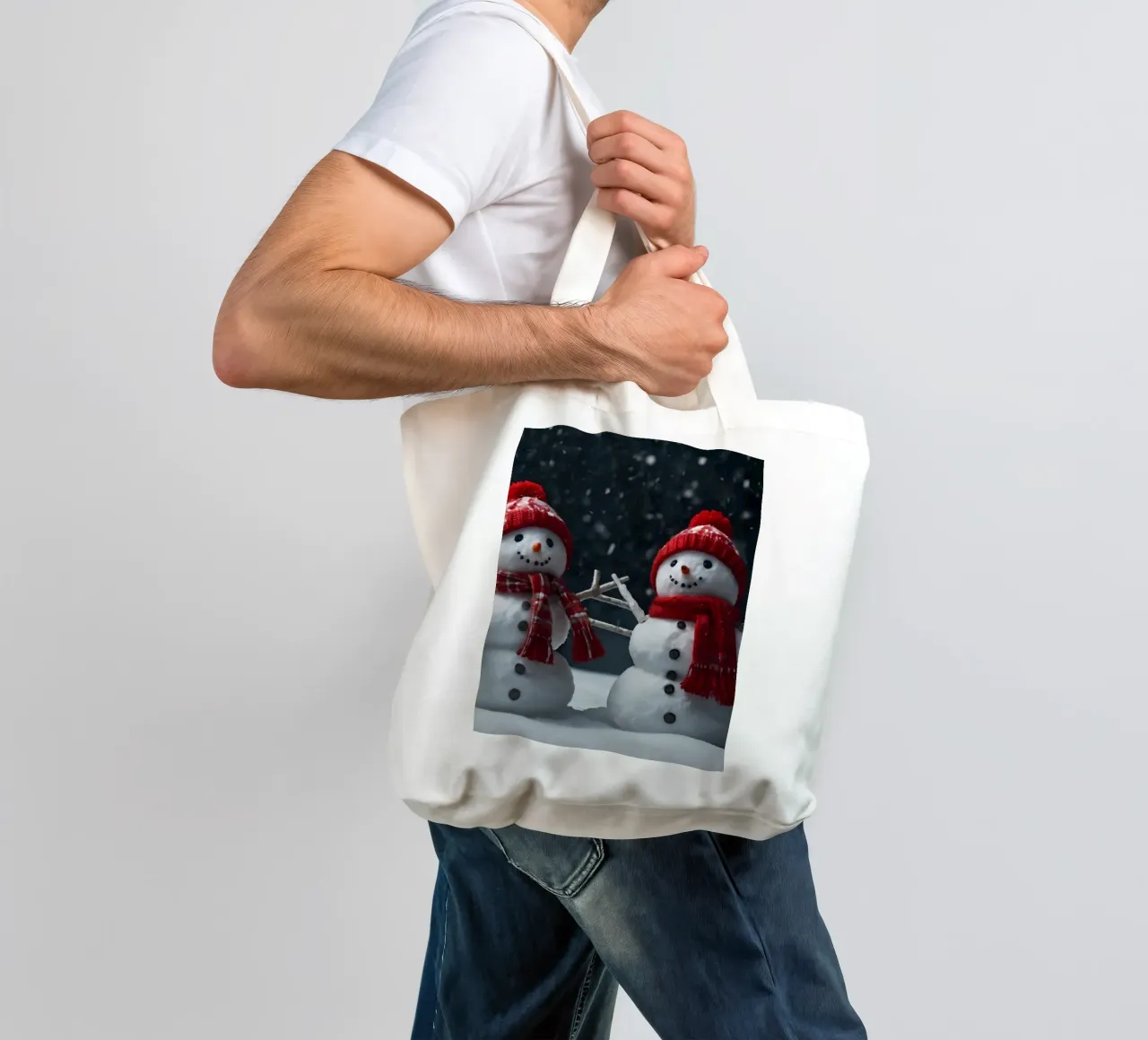 alegres muñecos de nieve con bufandas y gorros rojos de pie juntos tote bag de DesignDoodle