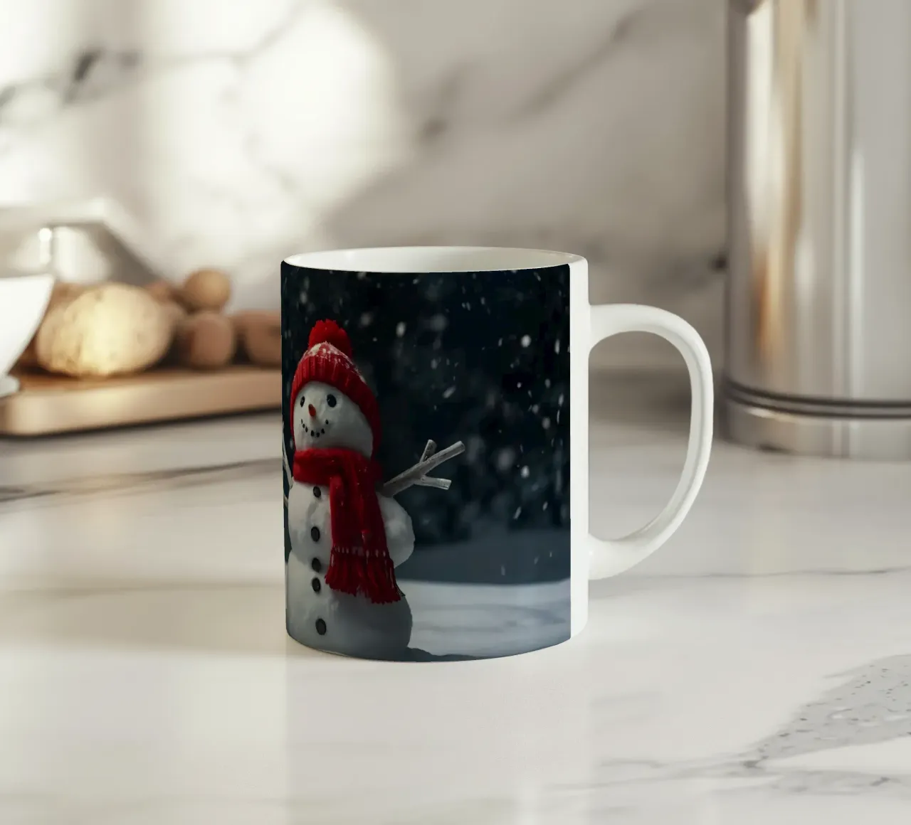 alegres muñecos de nieve con bufandas y gorros rojos de pie juntos taza de cerámica de DesignDoodle