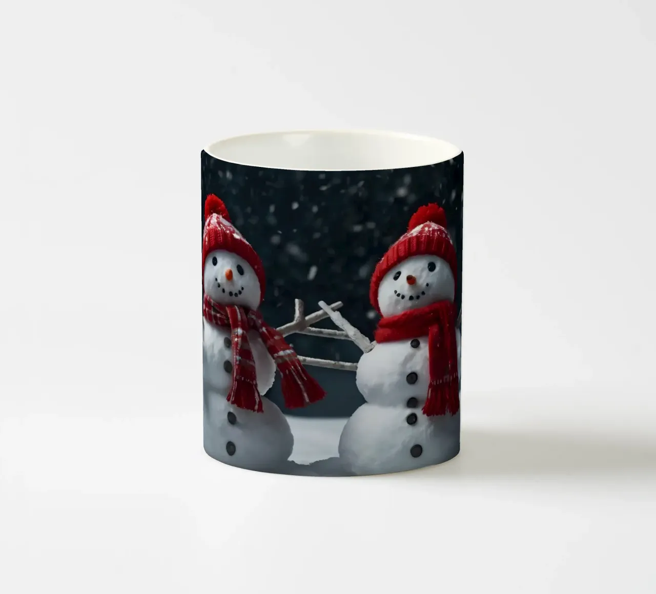 alegres muñecos de nieve con bufandas y gorros rojos de pie juntos taza de cerámica de DesignDoodle