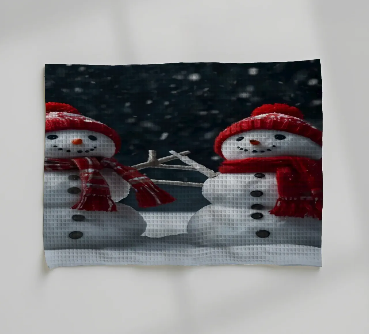 alegres muñecos de nieve con bufandas y gorros rojos de pie juntos paño de cocina de DesignDoodle