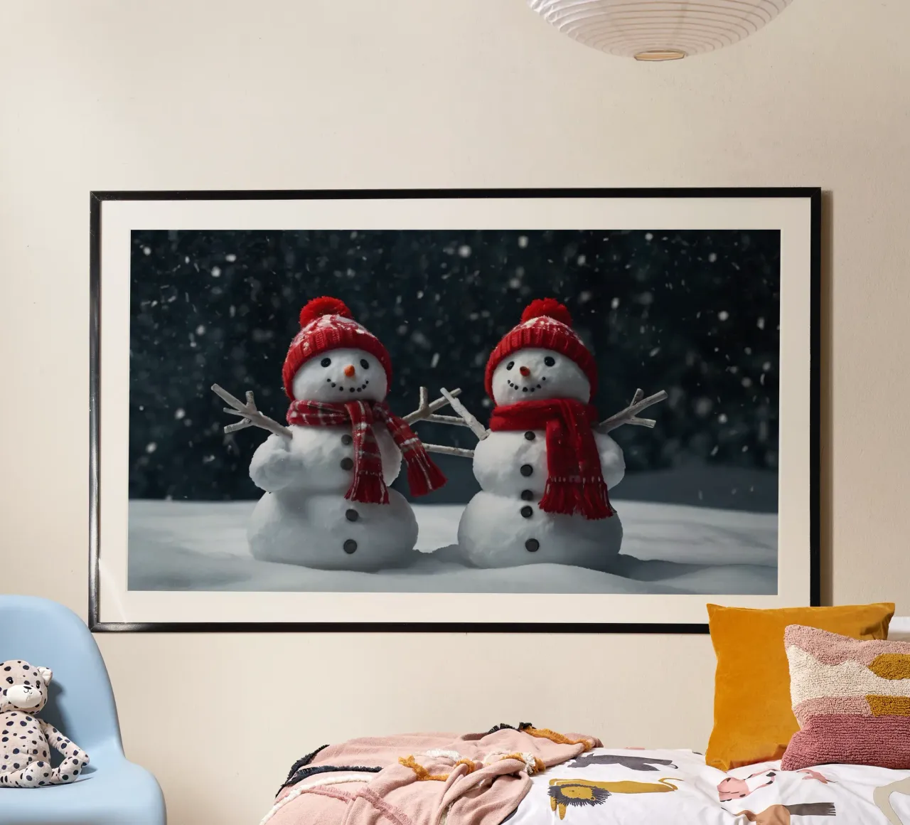 alegres muñecos de nieve con bufandas y gorros rojos de pie juntos poster de DesignDoodle