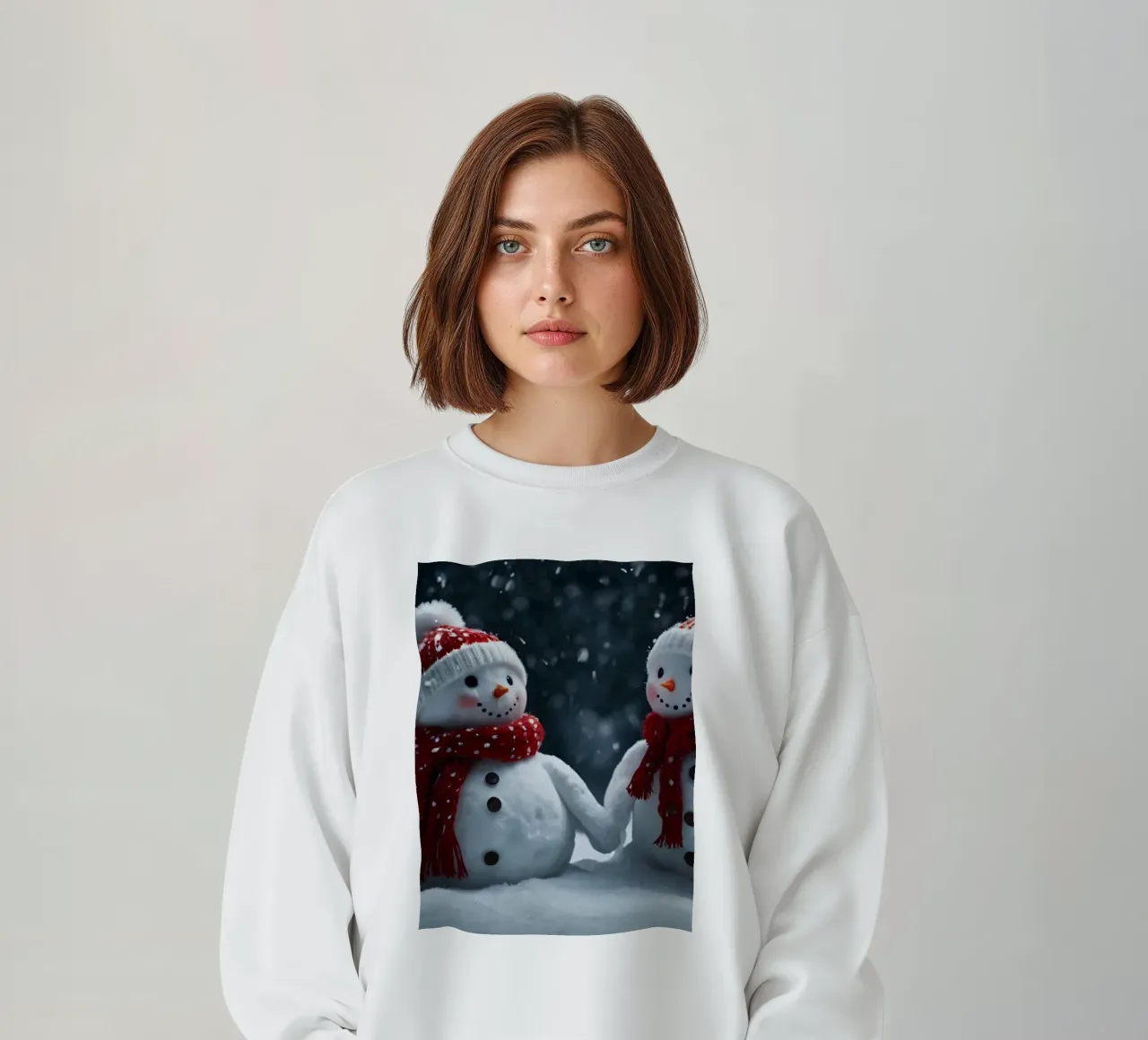 Due allegri pupazzi di neve che indossano cappelli e sciarpe rosse e bianche felpa da DesignDoodle