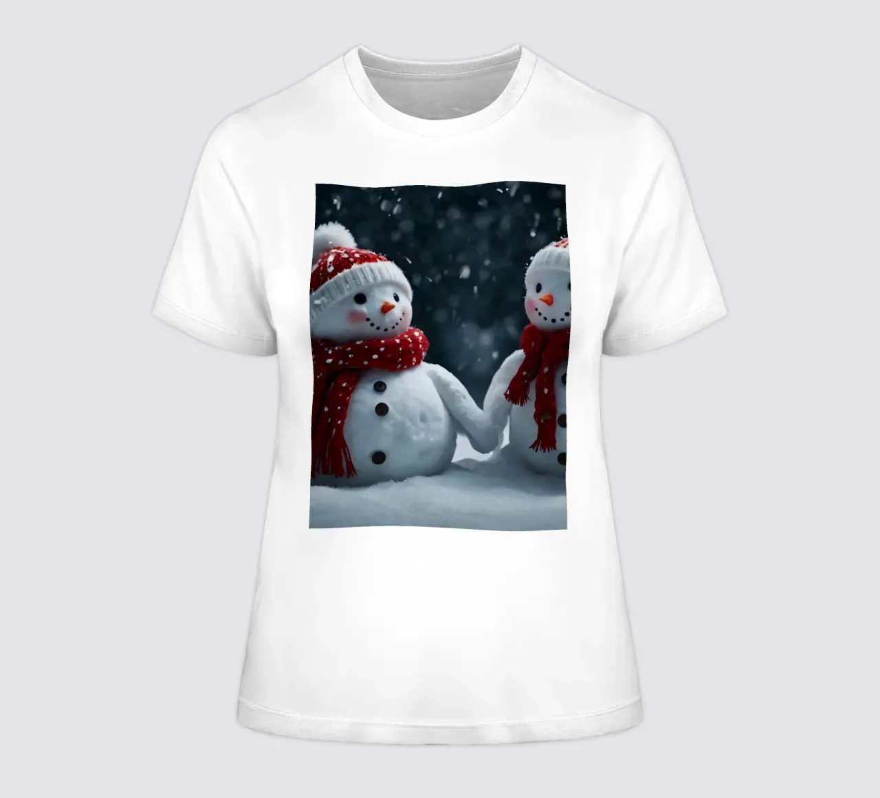 Dos alegres muñecos de nieve con gorros y bufandas rojas y blancas camiseta de mujer de DesignDoodle