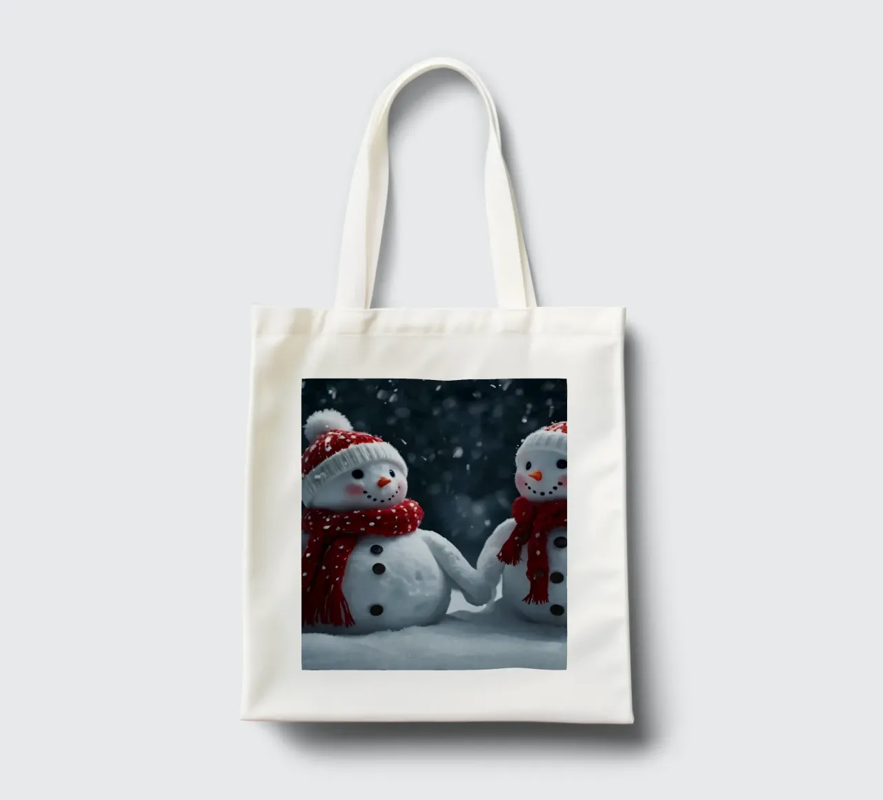 Due allegri pupazzi di neve che indossano cappelli e sciarpe rosse e bianche borsa in juta da DesignDoodle