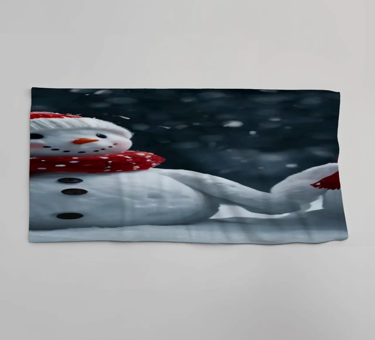 Dos alegres muñecos de nieve con gorros y bufandas rojas y blancas toalla de baño de DesignDoodle