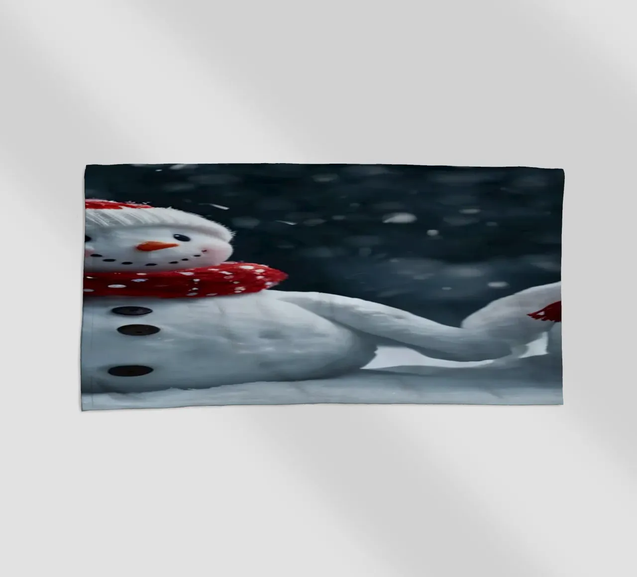 Due allegri pupazzi di neve che indossano cappelli e sciarpe rosse e bianche telo mare da DesignDoodle