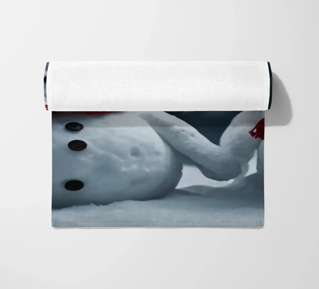 Due allegri pupazzi di neve che indossano cappelli e sciarpe rosse e bianche telo mare da DesignDoodle