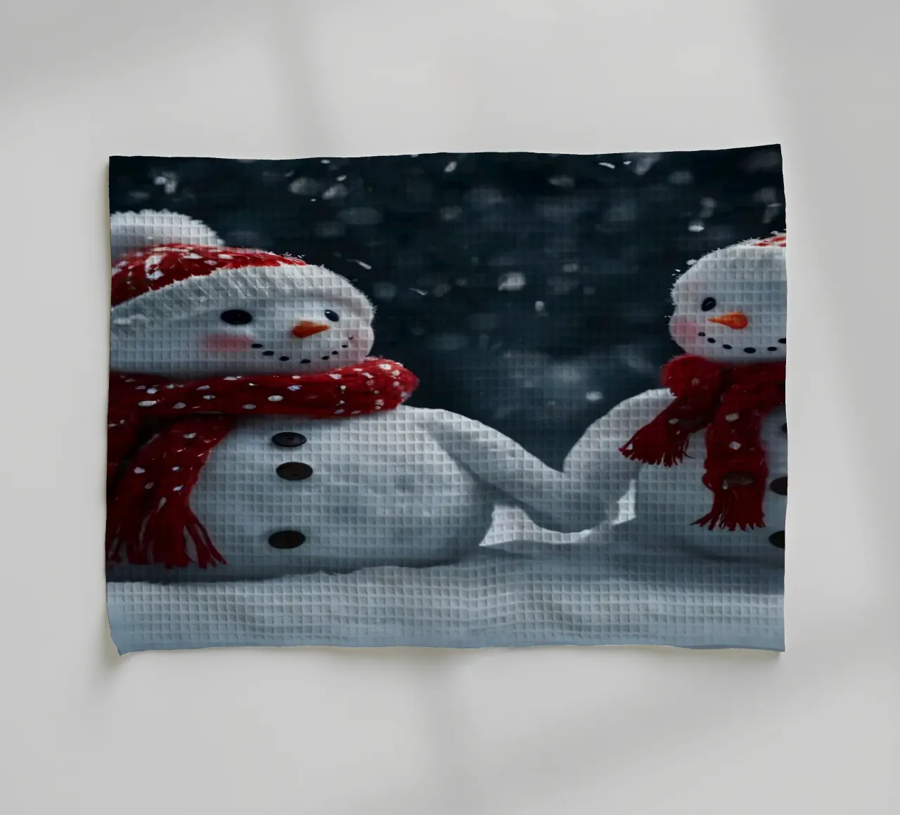 Due allegri pupazzi di neve che indossano cappelli e sciarpe rosse e bianche canovaccio da cucina da DesignDoodle