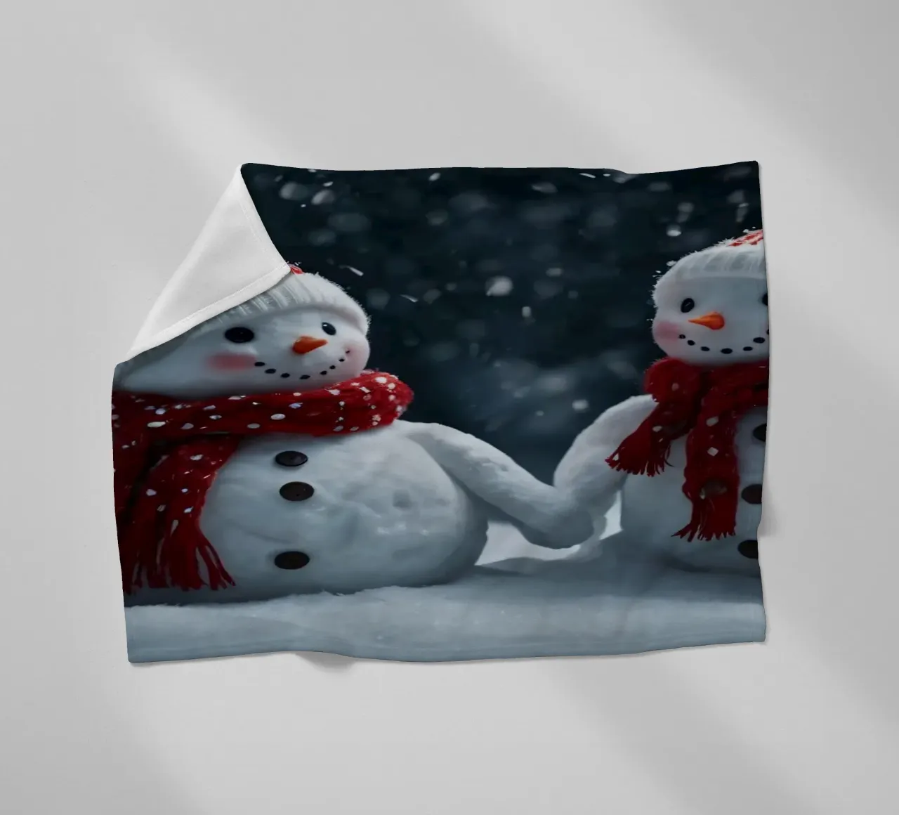 Due allegri pupazzi di neve che indossano cappelli e sciarpe rosse e bianche coperta in pile da DesignDoodle