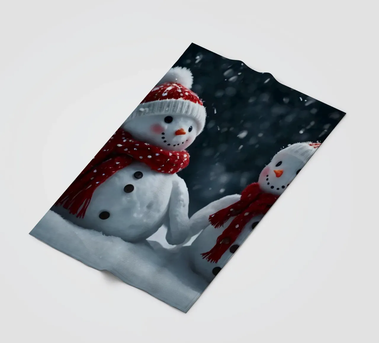 Due allegri pupazzi di neve che indossano cappelli e sciarpe rosse e bianche coperta in pile da DesignDoodle