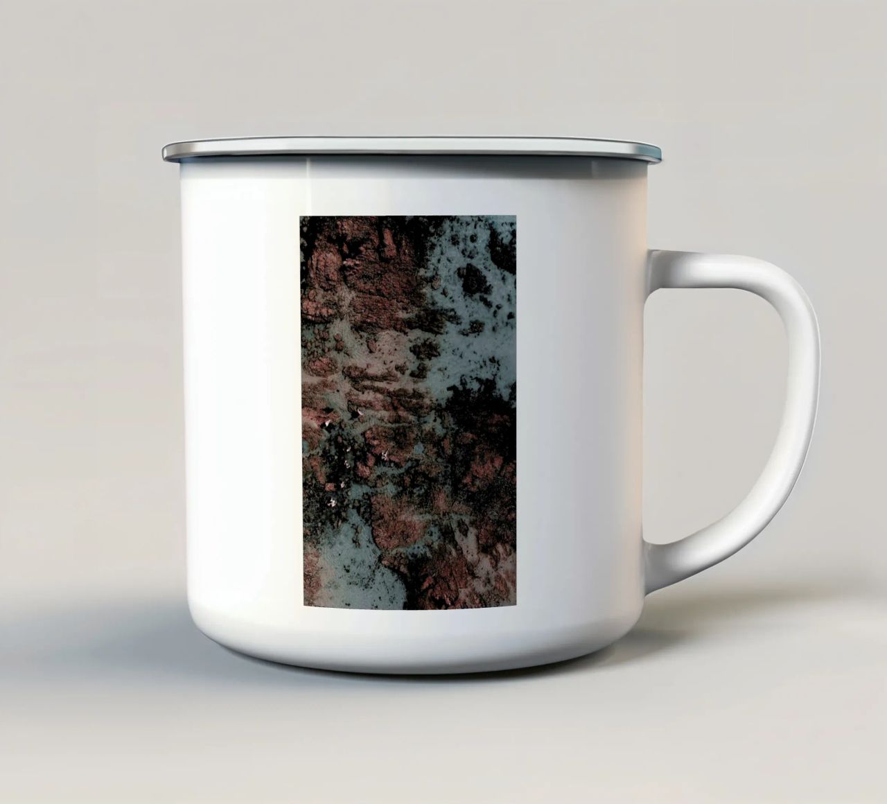Walking on Mars tazza in smalto da Ingrid Beddoes
