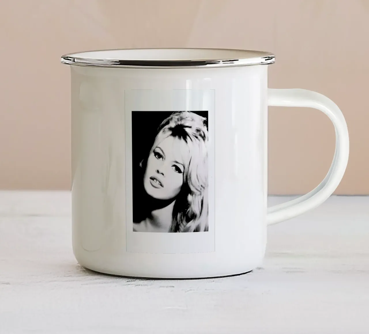 Brigitte Bardot tazza in smalto da Gallery Print and Art Limited