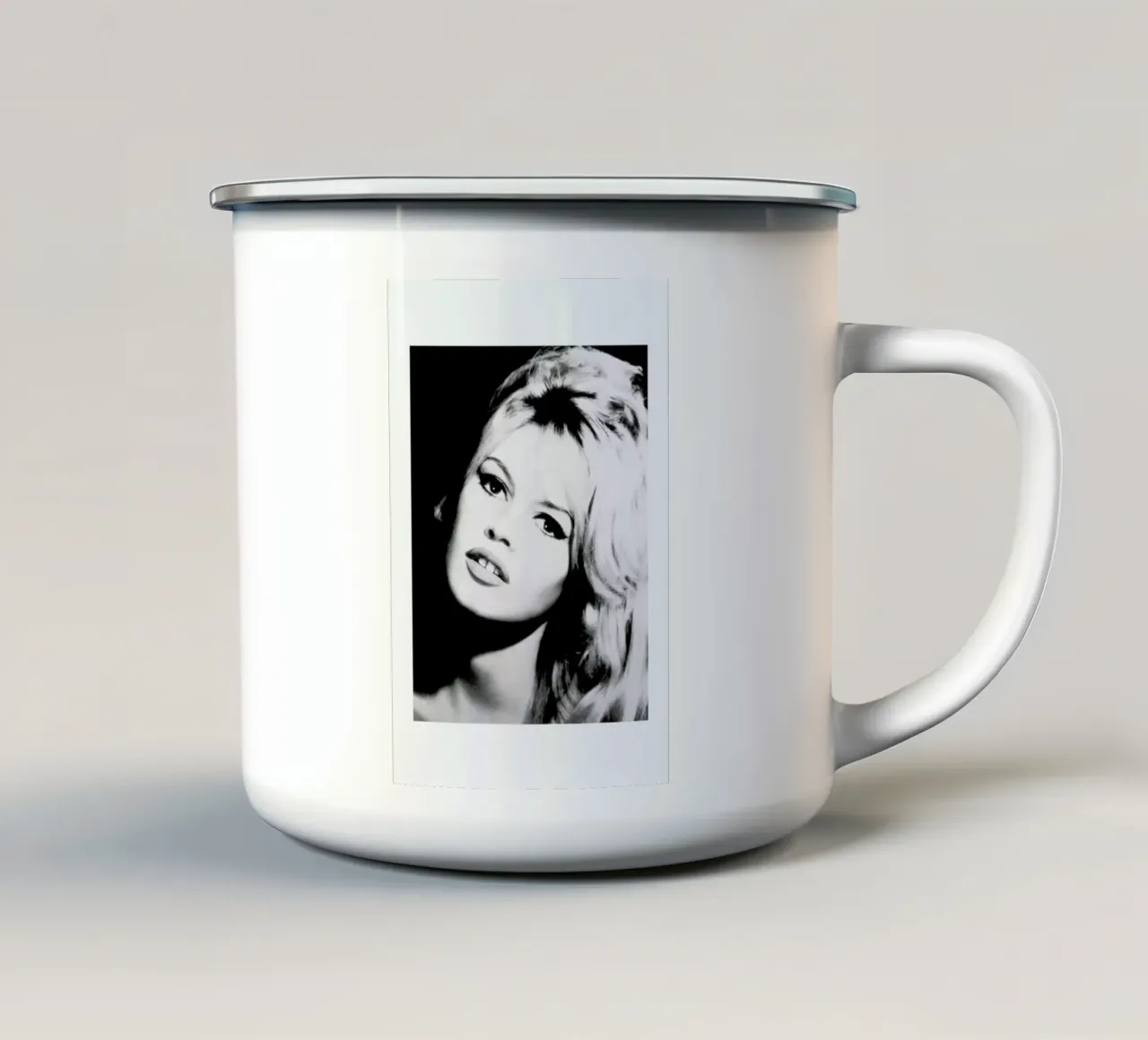 Brigitte Bardot tazza in smalto da Gallery Print and Art Limited