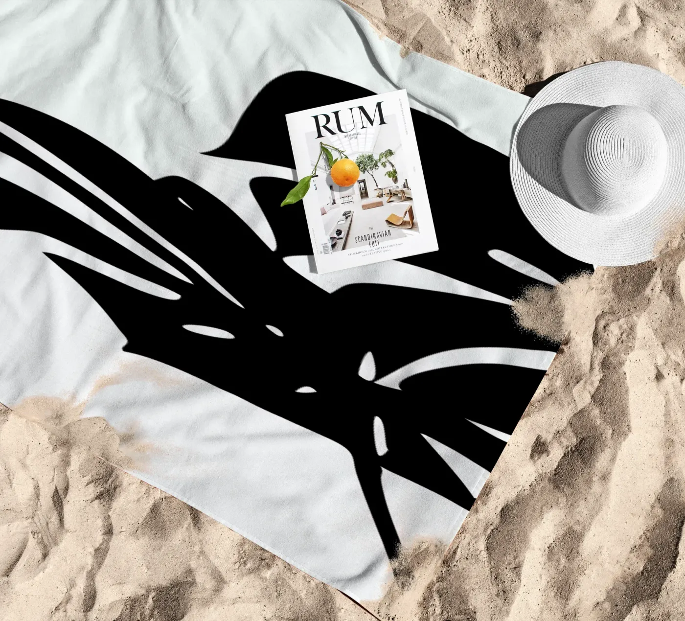 Monstera Leaf 2 strandhanddoek van Oh Darling