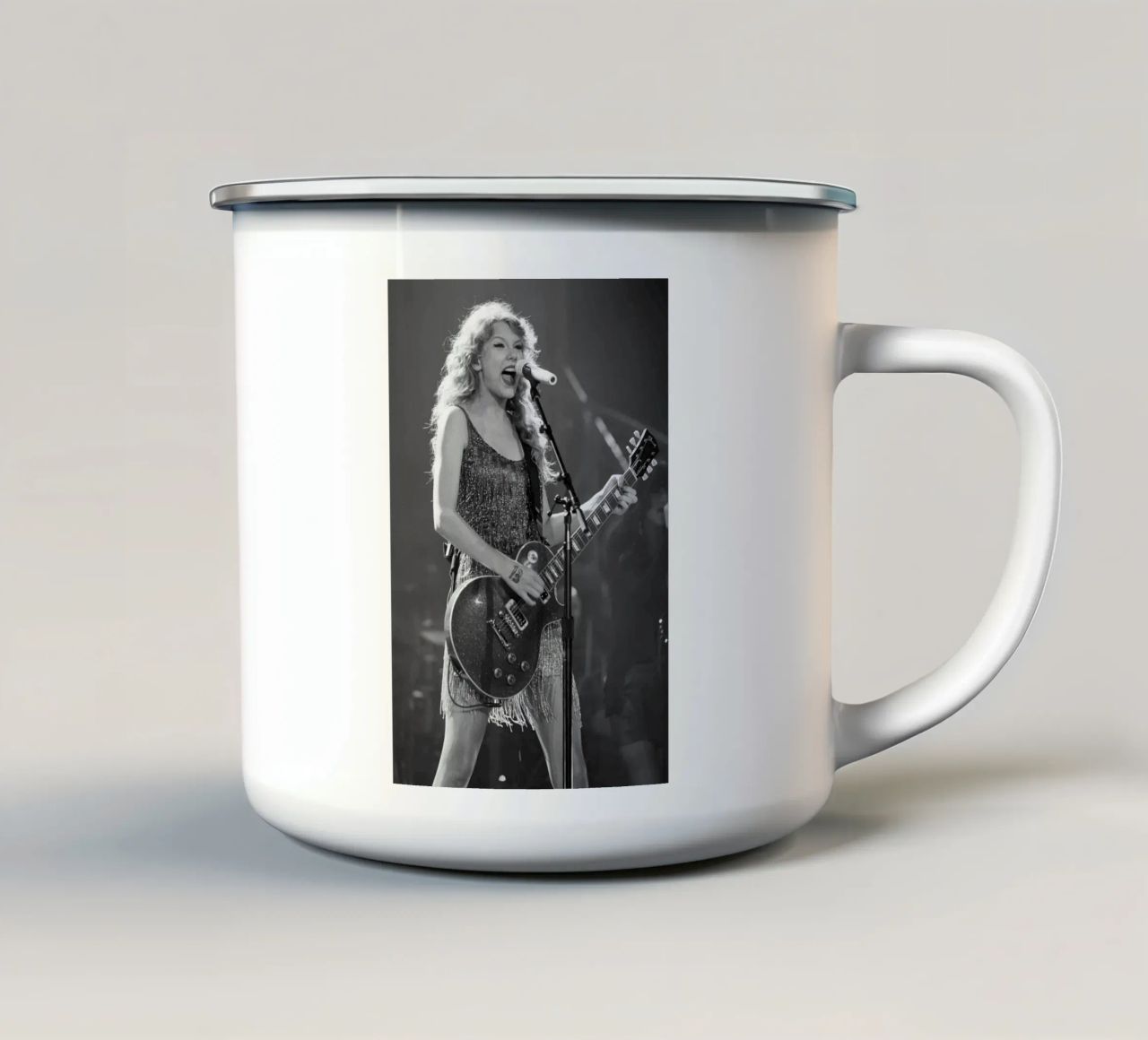 Suonare la chitarra Taylor tazza in smalto da Taylor collection