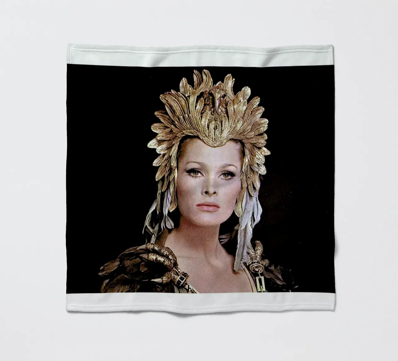 Ursula Andress Aysesha coperta in pile da Gallery Print and Art Limited