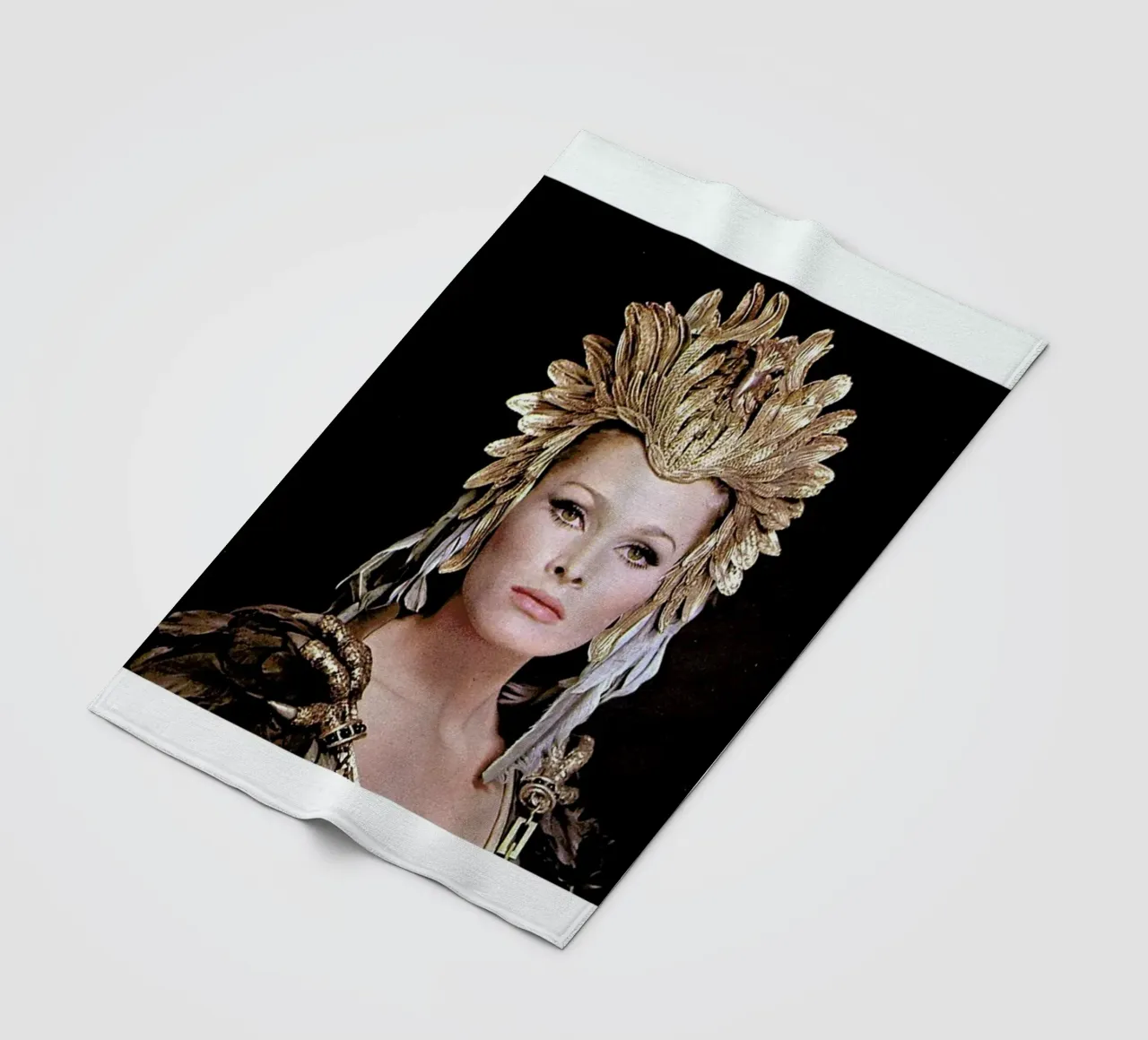 Ursula Andress Aysesha coperta in pile da Gallery Print and Art Limited