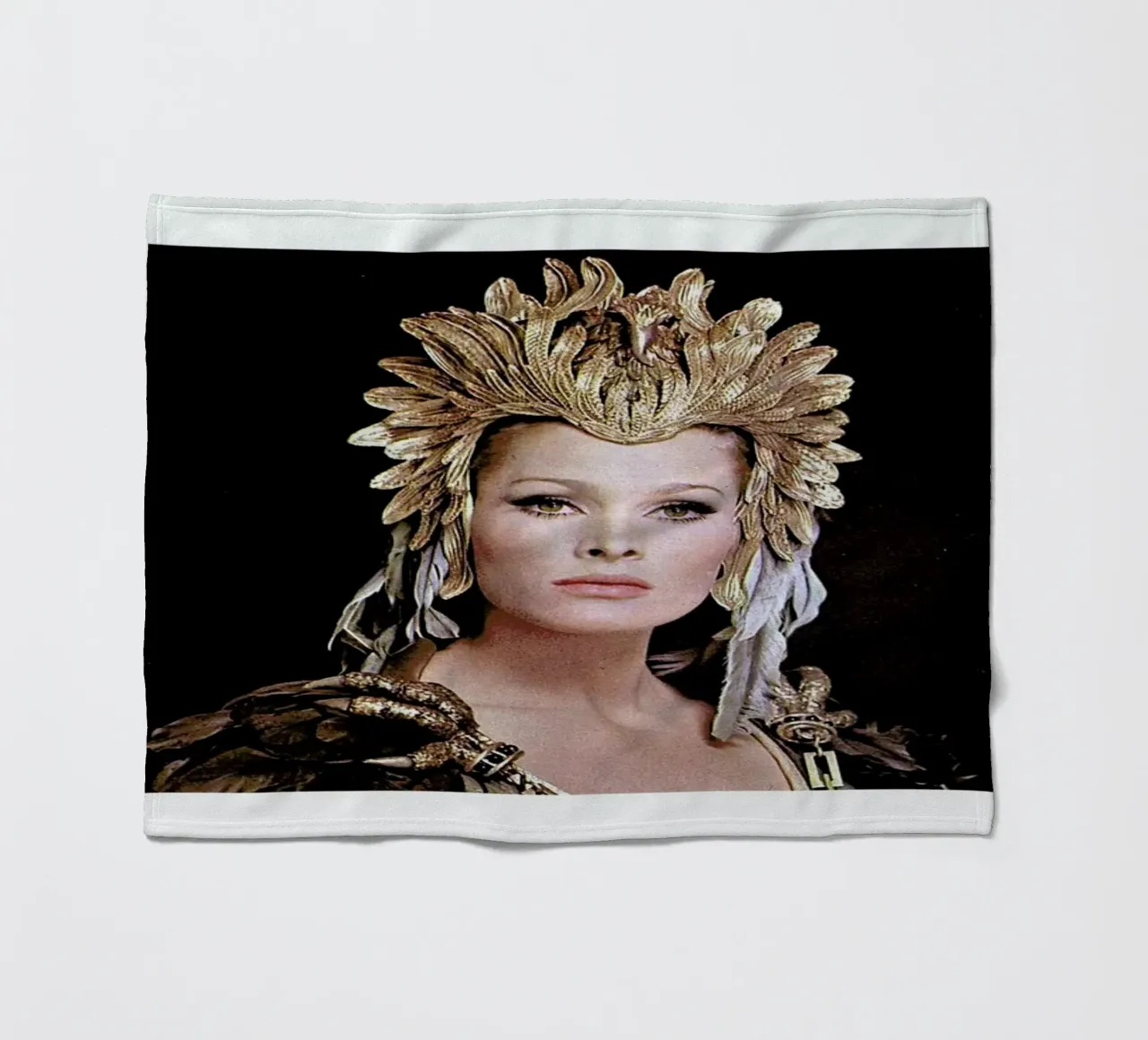 Ursula Andress Aysesha coperta in pile da Gallery Print and Art Limited