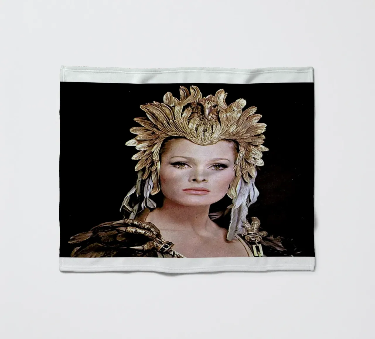 Ursula Andress Aysesha coperta in pile da Gallery Print and Art Limited