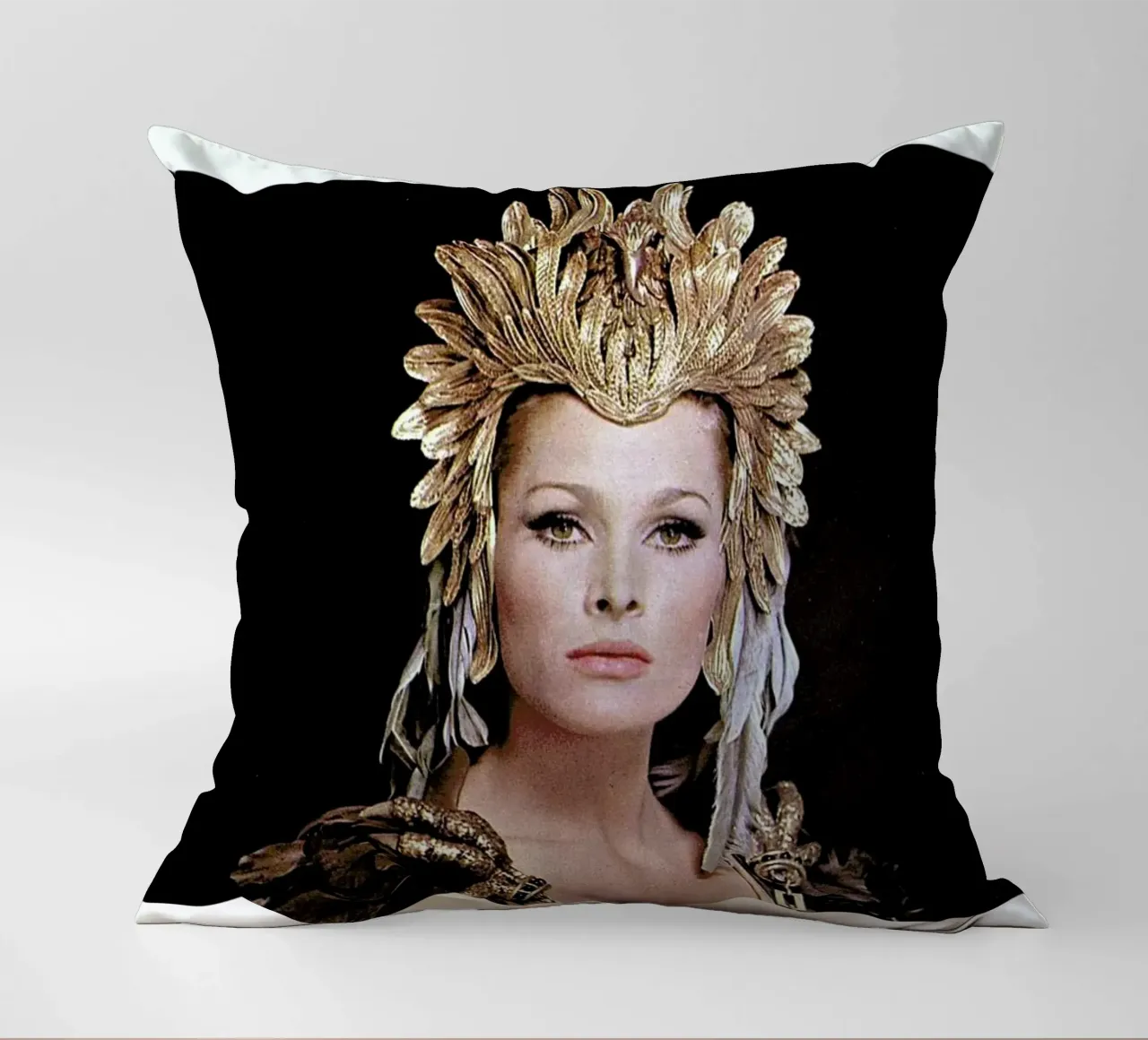 Ursula Andress Aysesha cuscino da Gallery Print and Art Limited