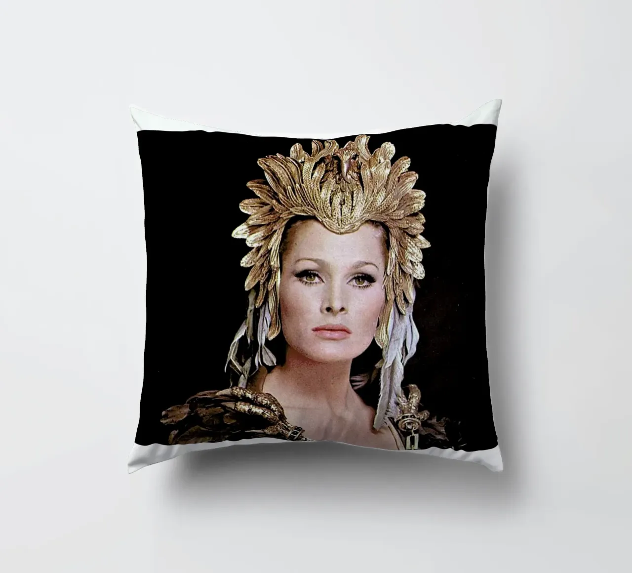 Ursula Andress Aysesha cuscino da Gallery Print and Art Limited