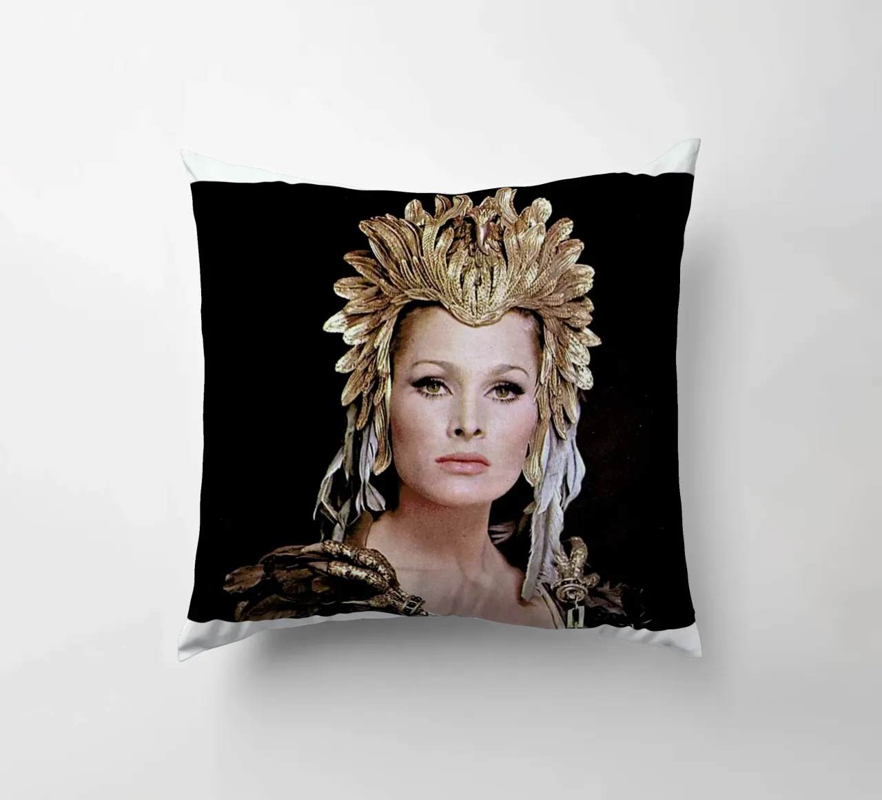 Ursula Andress Aysesha cuscino da Gallery Print and Art Limited