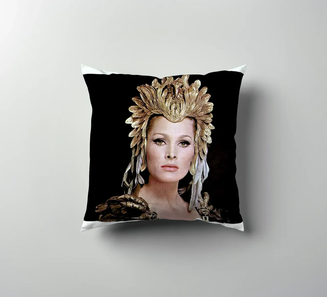 Ursula Andress Aysesha cuscino da Gallery Print and Art Limited