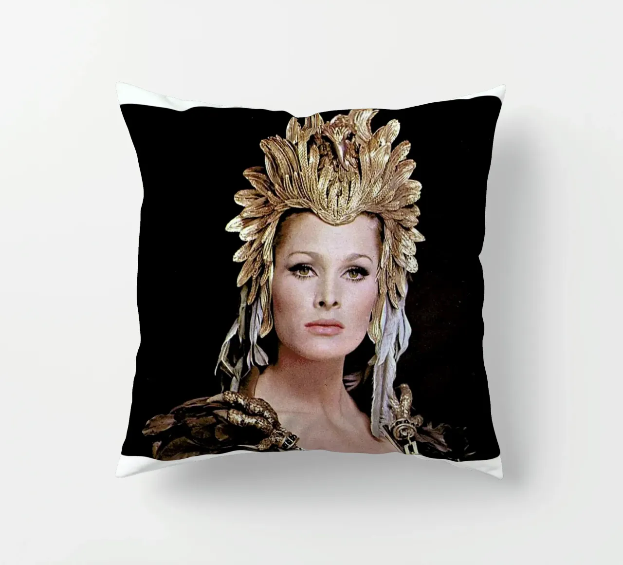 Ursula Andress Aysesha cuscino da Gallery Print and Art Limited