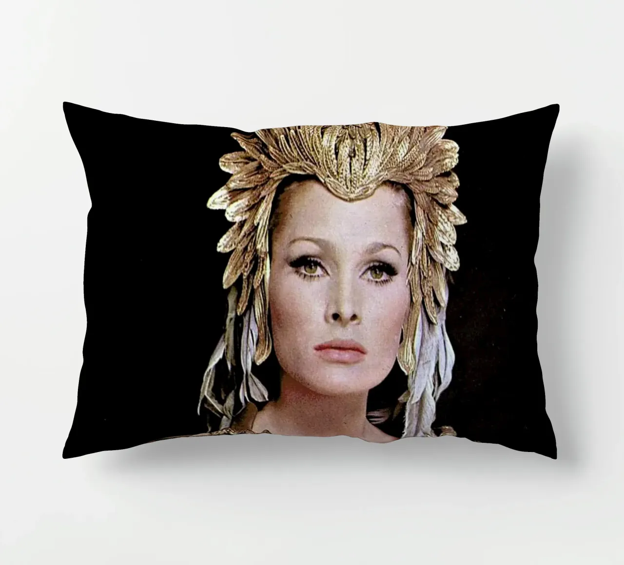 Ursula Andress Aysesha cuscino da Gallery Print and Art Limited