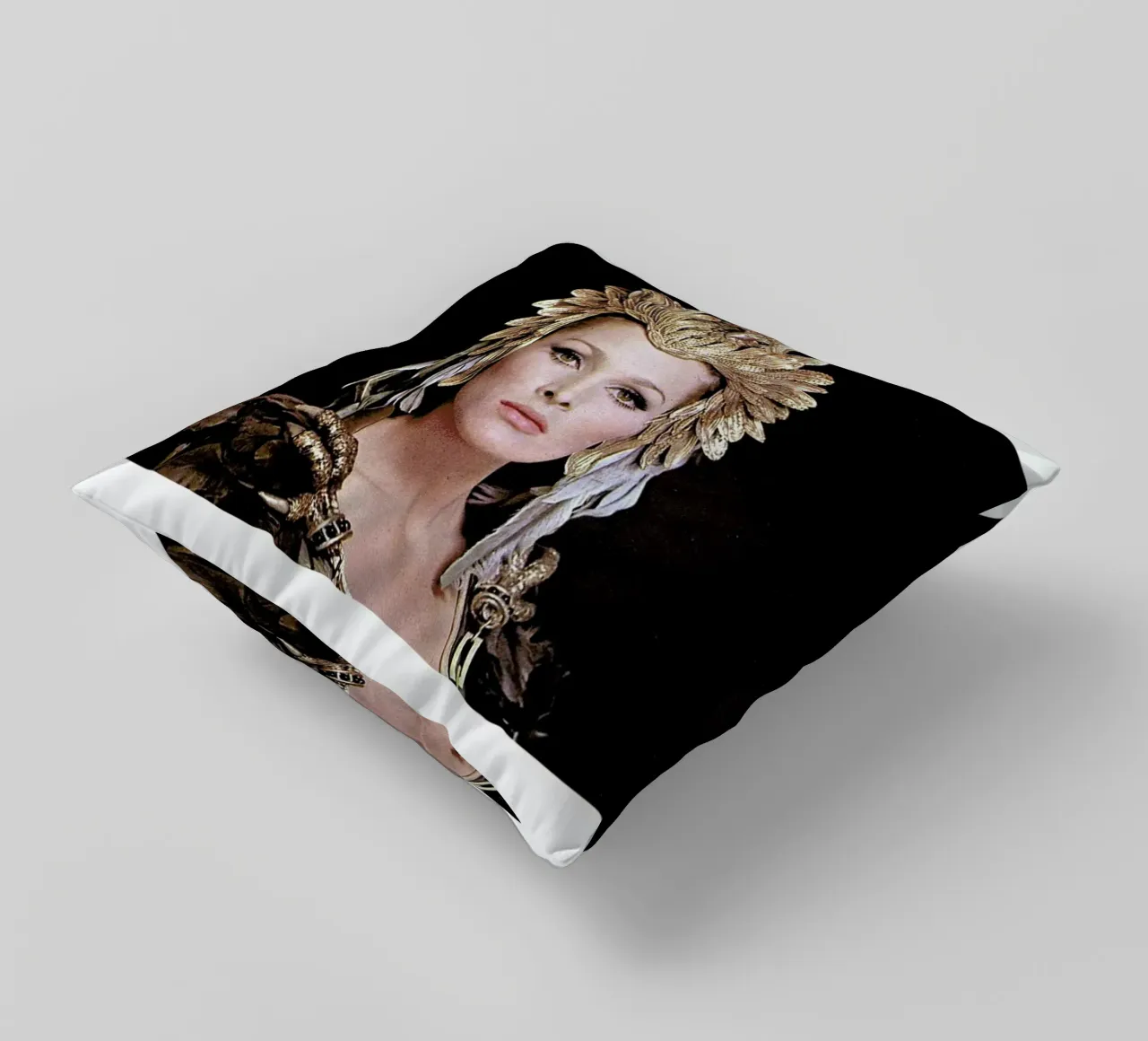 Ursula Andress Aysesha cuscino da Gallery Print and Art Limited
