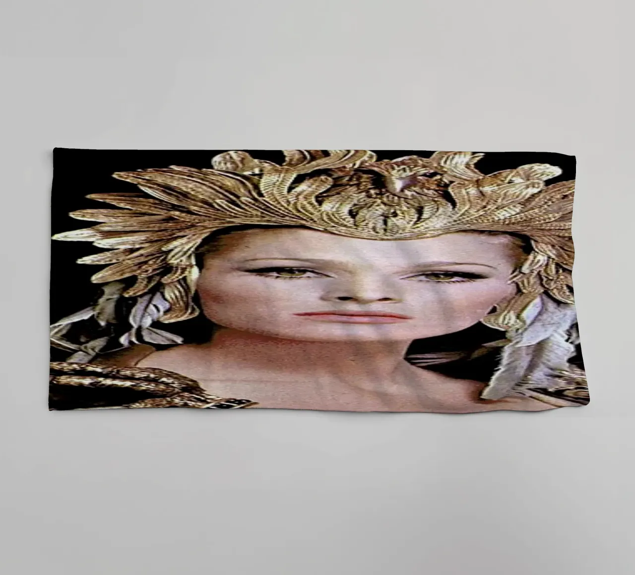 Ursula Andress Aysesha asciugamano da bagno da Gallery Print and Art Limited