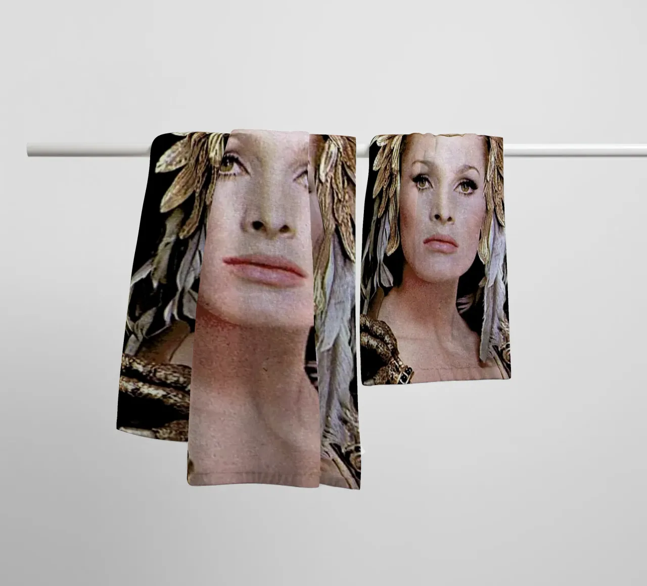 Ursula Andress Aysesha asciugamano da bagno da Gallery Print and Art Limited