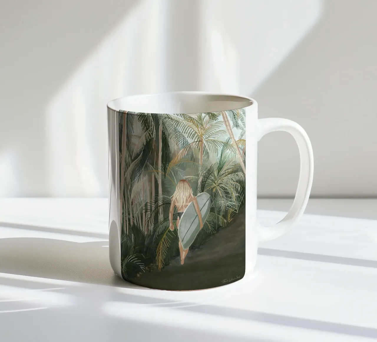 Surfeuse portant une planche de surf Route en palmier tropical - C mug en céramique de This Wild Soul - Illustration