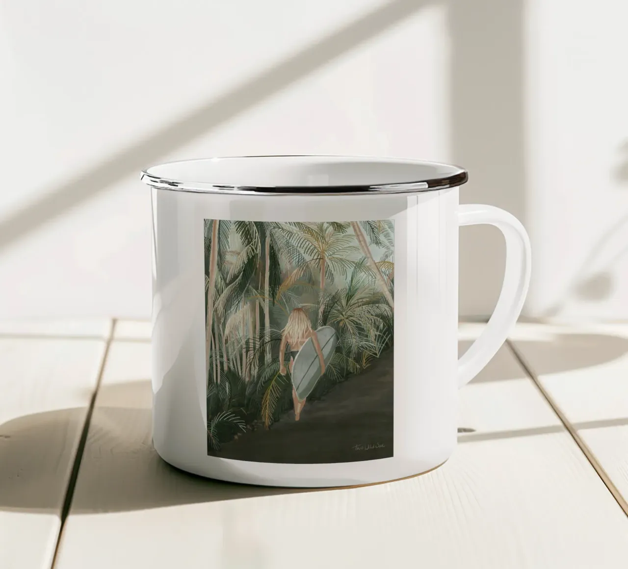Surfeuse portant une planche de surf Route en palmier tropical - C mug en émail de This Wild Soul - Illustration