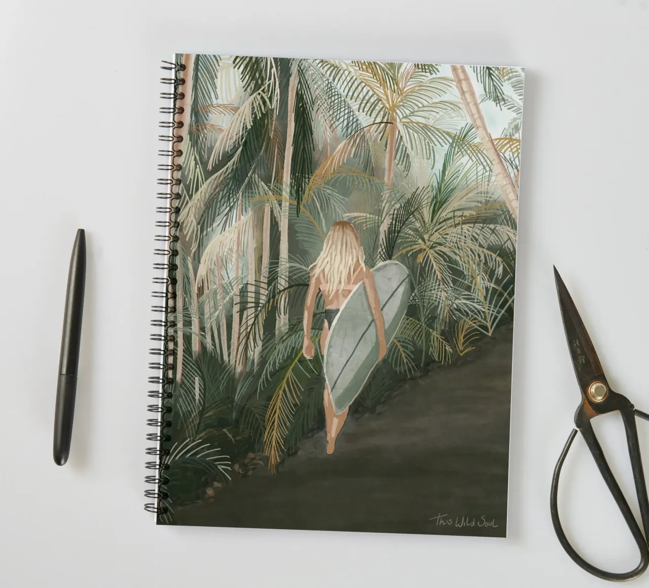 Surfeuse portant une planche de surf Route en palmier tropical - C carnet à spirale de This Wild Soul - Illustration