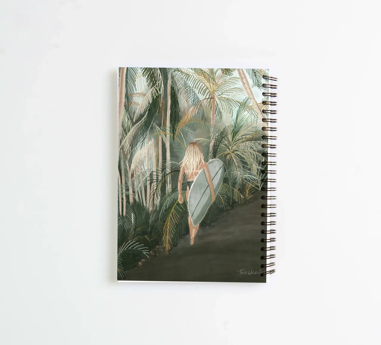 Surfeuse portant une planche de surf Route en palmier tropical - C carnet à spirale de This Wild Soul - Illustration